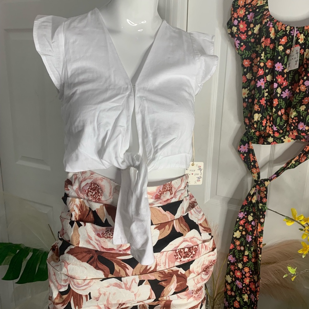 Poof NY NWT Floral top short sleeves white tie waisted size Small
